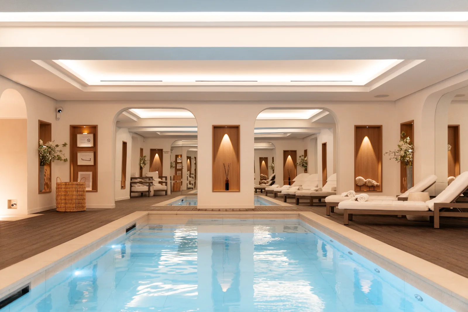 Piscina interior con arcos de un spa