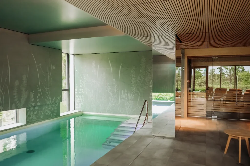 Piscina interior con vistas a la vegetación