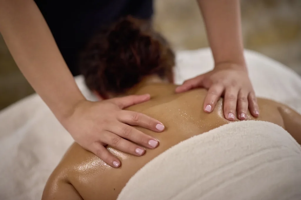 Masaje de espalda con aceite en cabina