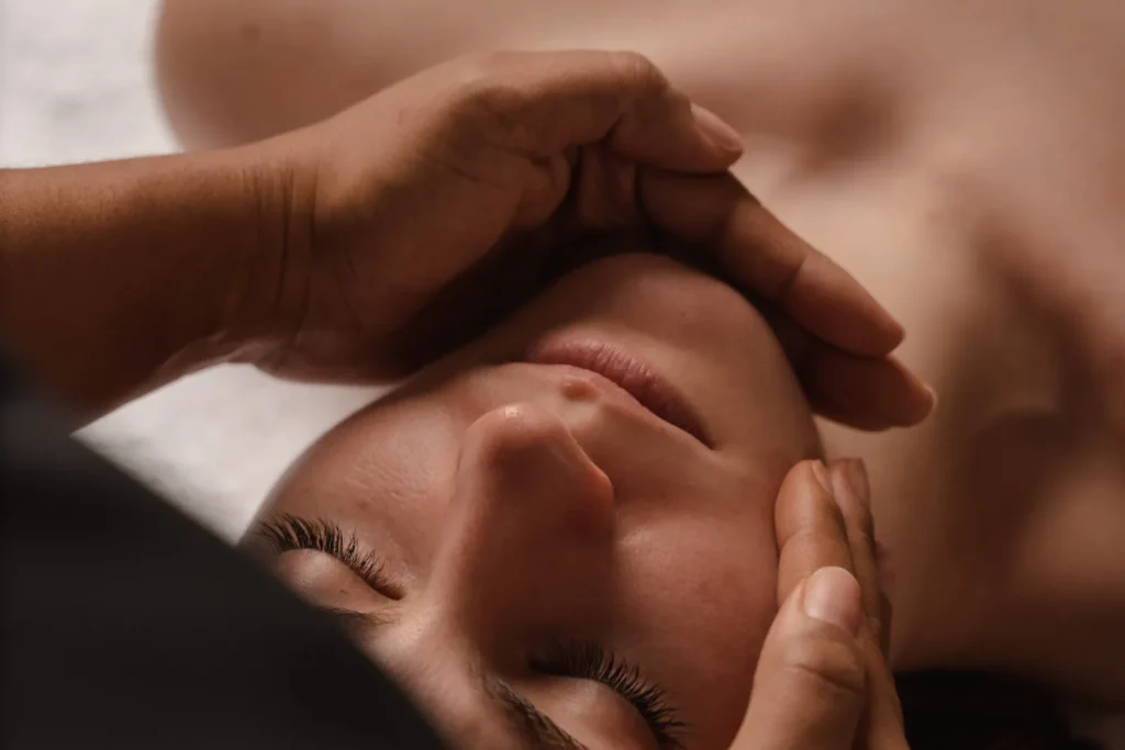 Masaje facial en cabina