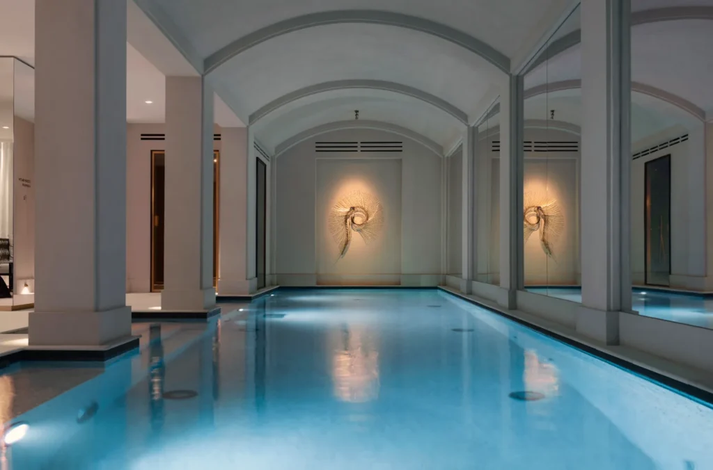 Piscina interior abovedada de un hotel spa