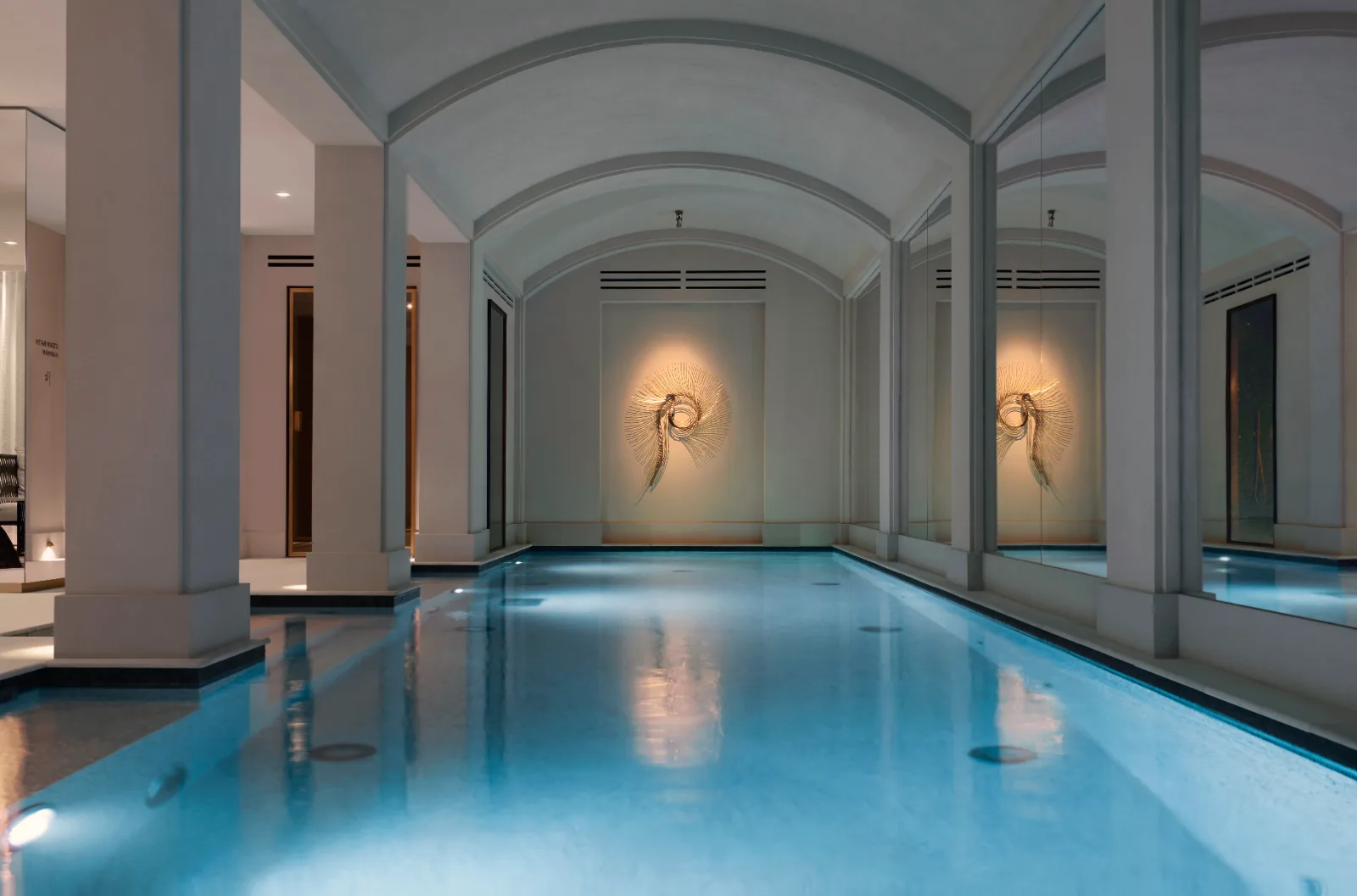 Piscina interior abovedada de un hotel spa