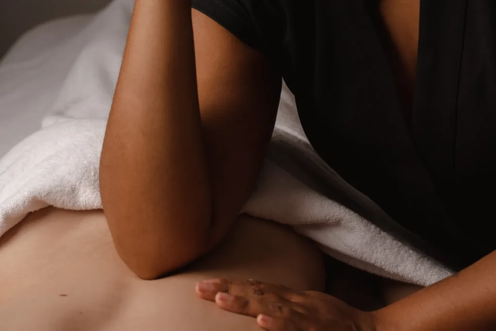 Terapeuta realizando un masaje de espalda