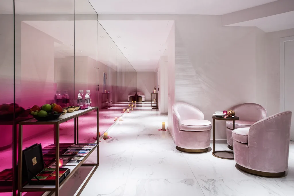 Sala de relajación rosa y blanca de un spa