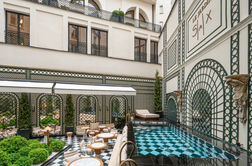 Patio interior con piscina de un hotel spa
