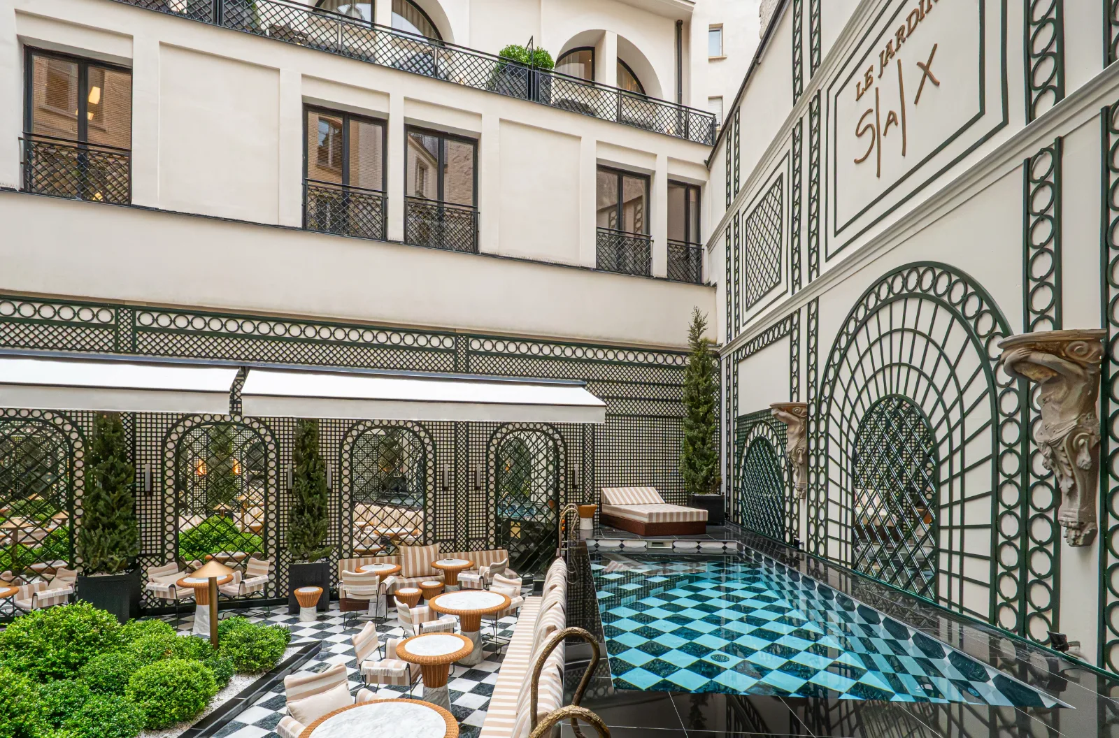Patio interior con piscina de un hotel spa