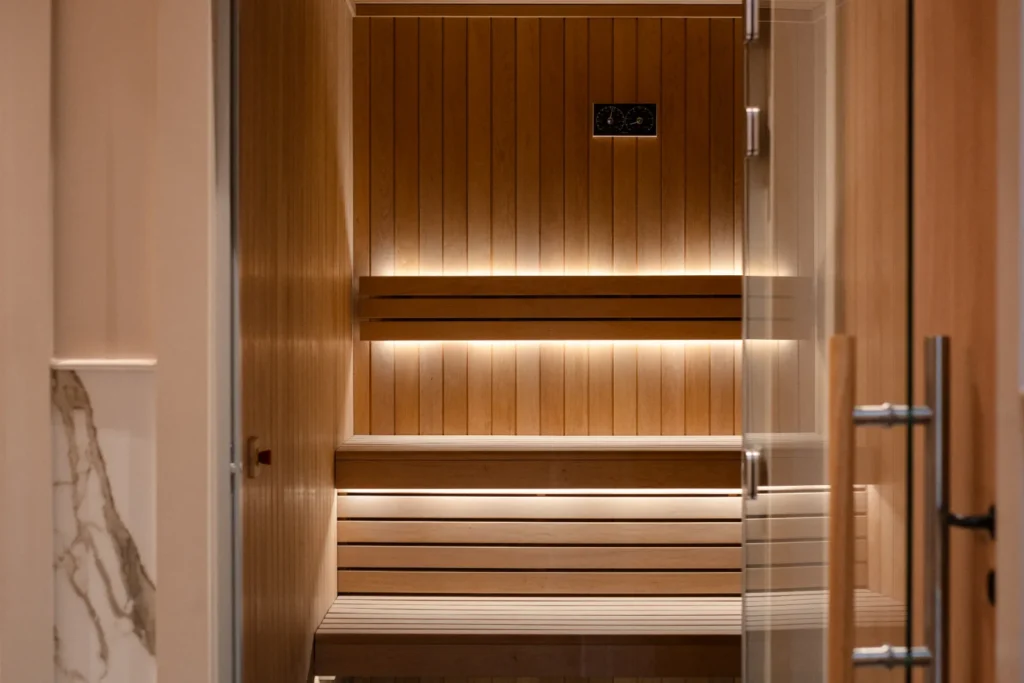 Sauna de madera iluminada