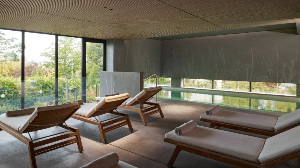 Tumbonas junto a la piscina de un spa