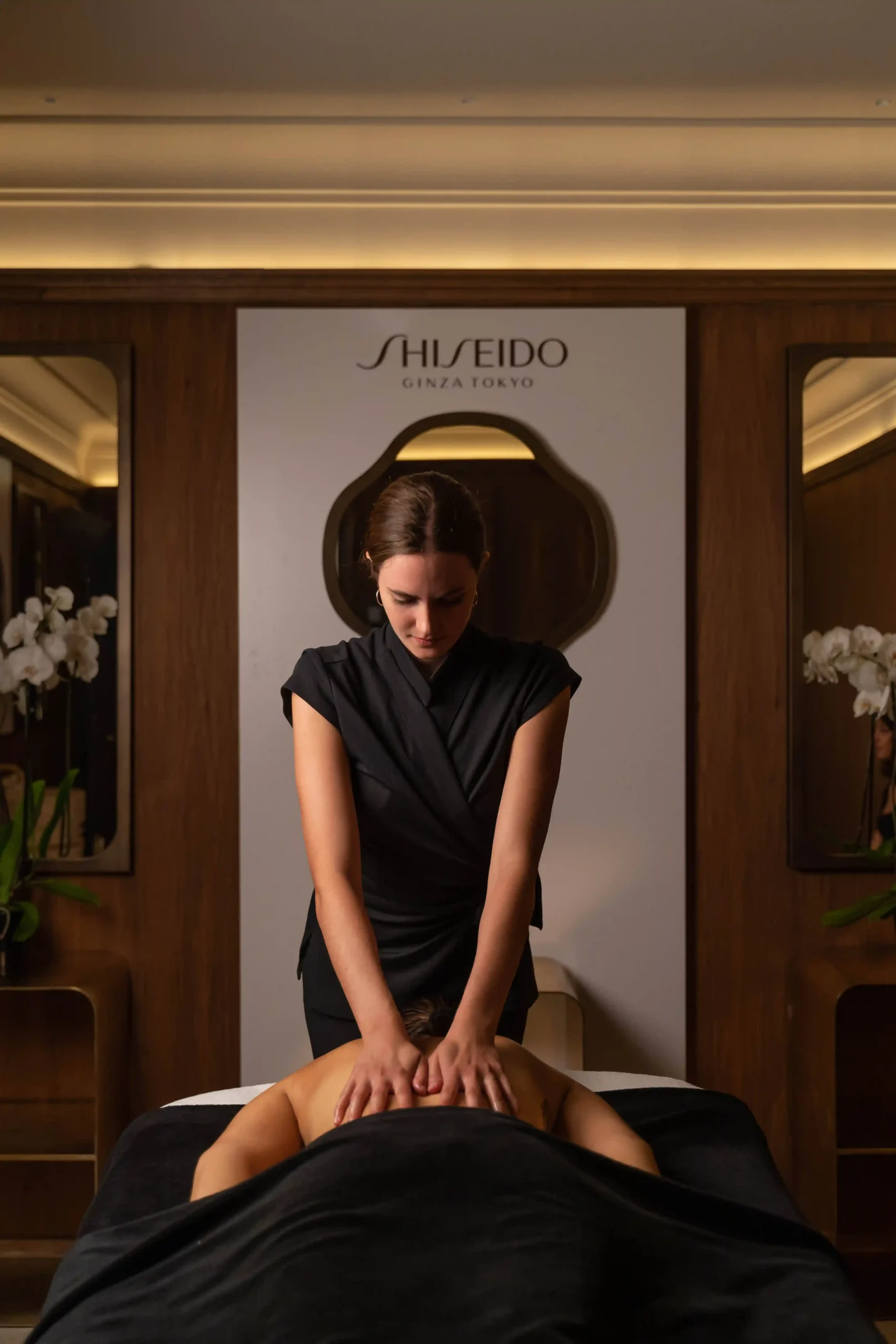 Terapeuta en el Spa Shiseido de Les Jardins du Faubourg, en París