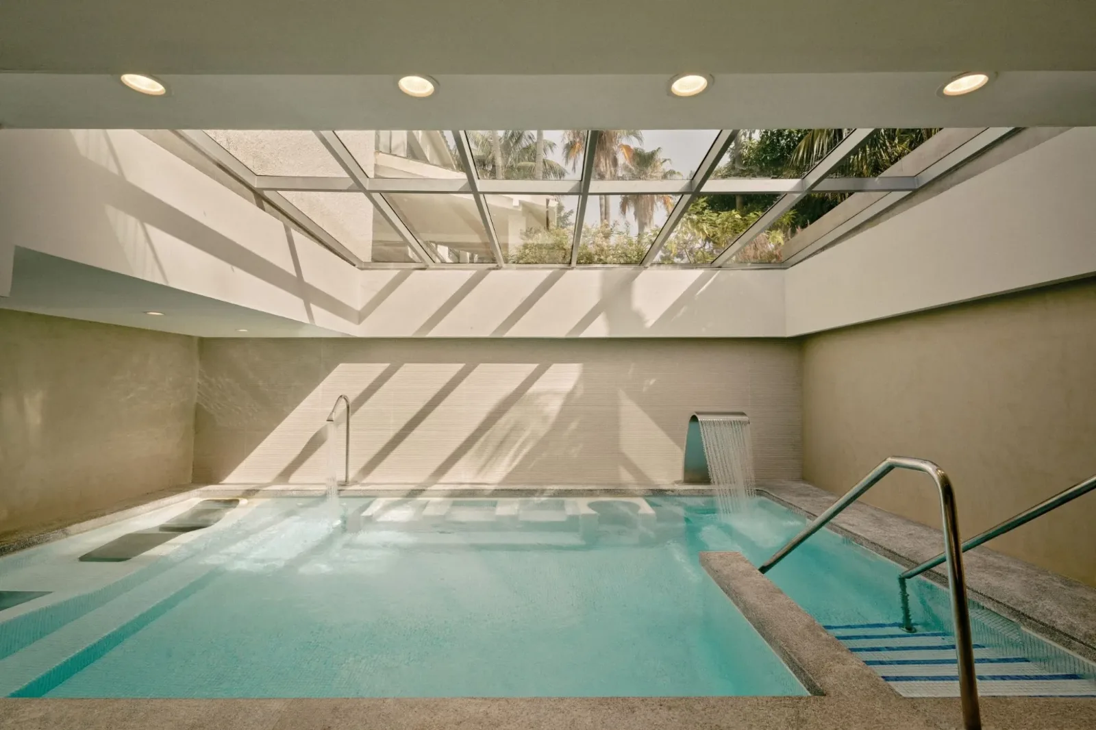 Piscina hidrotermal de agua salada del spa Maison CODAGE, Kimpton Los Monteros (Marbella)