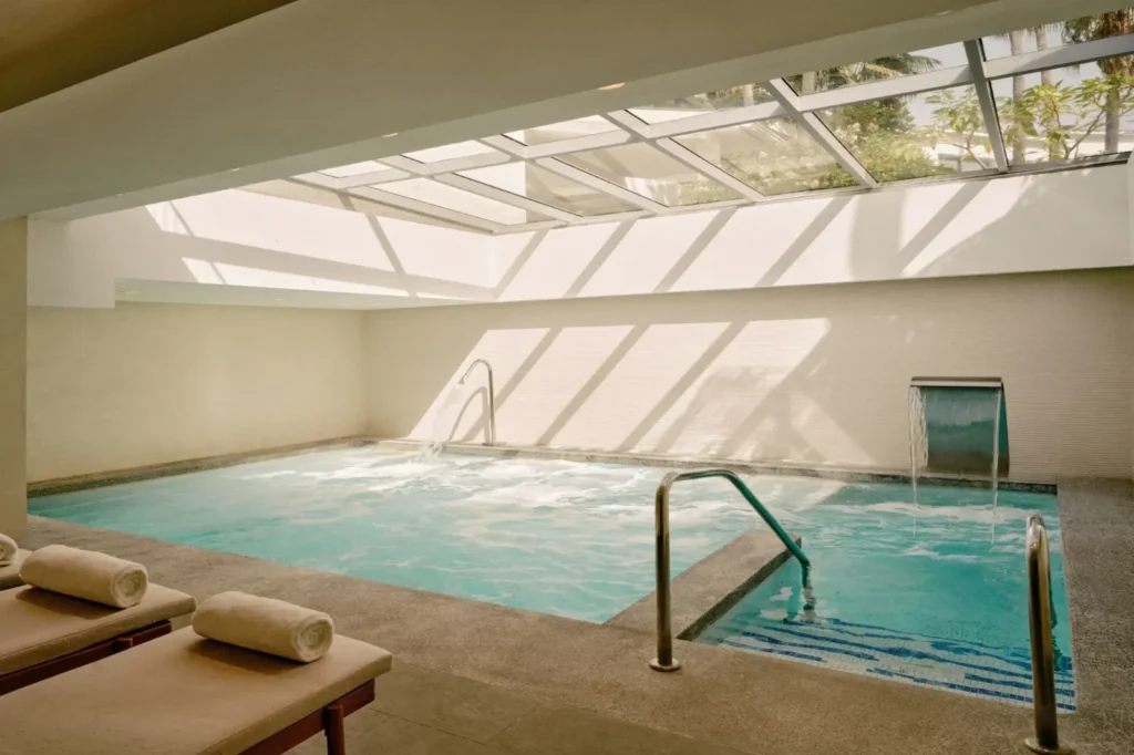 Piscina hidrotermal del spa Maison CODAGE en Kimpton Los Monteros, Marbella